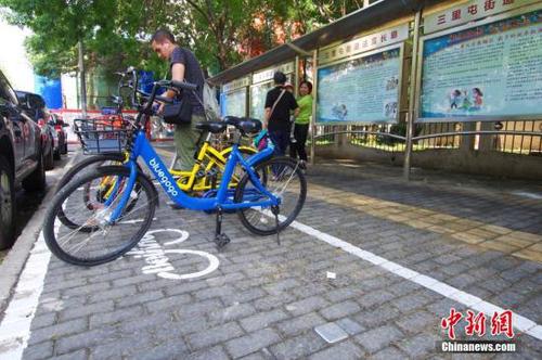 資料圖：一位外國友人正在北京三里屯地區的一處共享單車電子圍欄內歸還單車。<a target='_blank' href='http://www.chinanews.com/'>中新社</a>記者 賈天勇 攝