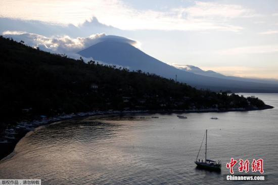 自8月以來，巴厘島阿貢火山地殼活動持續(xù)增強，很可能在沉寂50多年后再度噴發(fā)。阿貢火山噴發(fā)周期約為50年，最近一次強烈噴發(fā)發(fā)生于1963年，造成約1100人死亡。圖為阿貢火山。