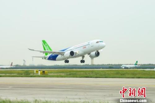 9月28日上午，C919大型客機10101架機在上海浦東機場完成一架次檢飛任務。　中國商飛公司 攝