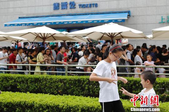 資料圖：上海海洋水族館門前游客正在排隊。殷立勤 攝