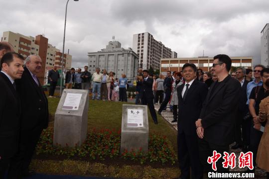 中國僑網(wǎng)圖為中國駐巴西大使李金章（右二）和巴西庫里蒂巴市市長拉斐爾·格雷卡（左二）等為“中國廣場”揭幕。　莫成雄　攝