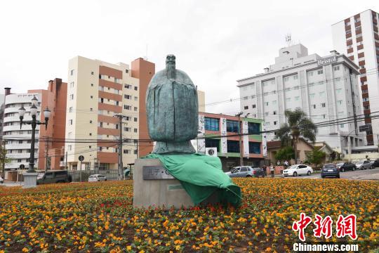 圖為中國美術館館長吳為山教授創(chuàng)作的孔子青銅雕像同時在“中國廣場”落成。　莫成雄 攝