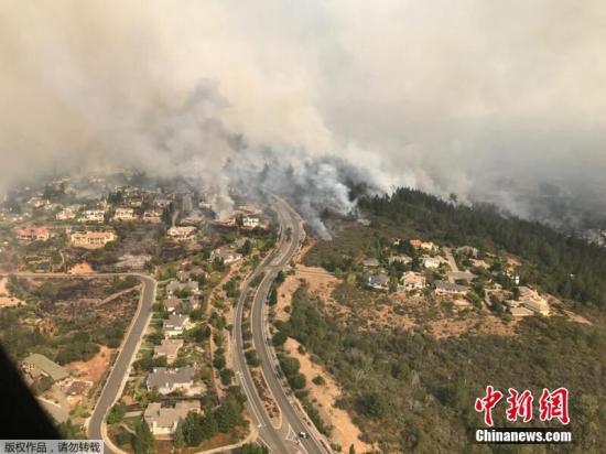 自10月8日晚間起,美國加州北部酒鄉納帕、索諾瑪多地遭遇至少14場野火,至9日上午已造成1人死亡,數十人受傷,兩萬多居民疏散,約1500棟住宅和商業樓宇燒毀,6萬多公頃土地受災,州長布朗宣布進入緊急狀態。 由于高溫干燥、大風、低濕度,8日開始的多場野火最初在酒鄉納帕、索諾瑪境內發現,迅速瘋狂蔓延,受災地區包括圣塔羅莎、尤巴、巴特、內華達、卡拉維拉斯和門多西諾等郡,火災原因不明,消防員暫時無法控制火勢。 自10月8日晚間起,美國加州北部酒鄉納帕、索諾瑪多地遭遇至少14場野火,至9日上午已造成1人死亡,數十人受傷,兩萬多居民疏散,約1500棟住宅和商業樓宇燒毀,6萬多公頃土地受災,州長布朗宣布進入緊急狀態。 由于高溫干燥、大風、低濕度,8日開始的多場野火最初在酒鄉納帕、索諾瑪境內發現,迅速瘋狂蔓延,受災地區包括圣塔羅莎、尤巴、巴特、內華達、卡拉維拉斯和門多西諾等郡,火災原因不明,消防員暫時無法控制火勢。