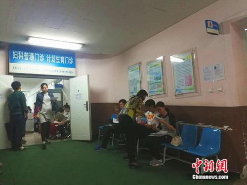 北京大學第一醫院婦兒門診內準媽媽在進行檢查 <a target='_blank' href='http://www.chinanews.com/' >中新網</a>記者 張尼 攝