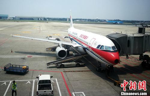 資料圖：停機坪上正在上客的客機。 <a target='_blank' href='http://www.chinanews.com/'>中新社</a>記者 劉忠俊 攝