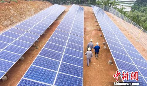 資料圖：江西都昌縣大港鎮丹山村光伏扶貧電站并網發電。　傅建斌　攝