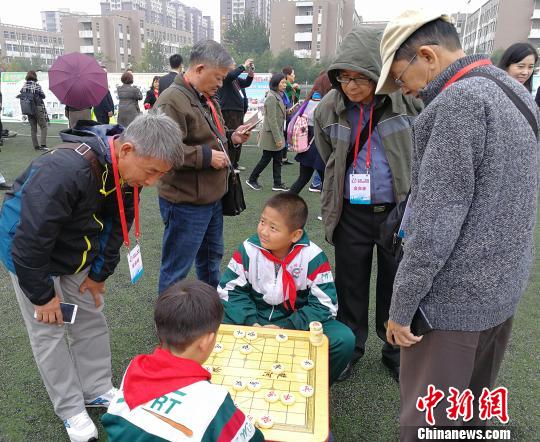 海外華校校董在山西河津中學觀看學生下象棋。　楊杰英 攝