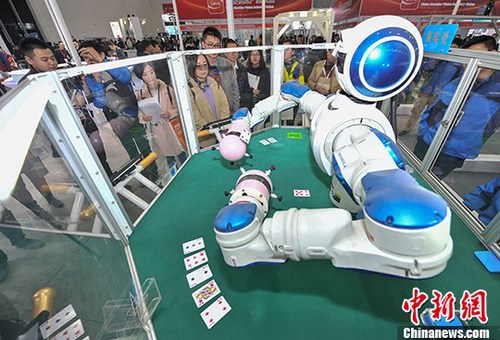 可以玩撲克牌的雙臂機器人吸引眾多參觀者。 <a target='_blank' href='http://www.chinanews.com/'>中新社</a>記者 張暢 攝