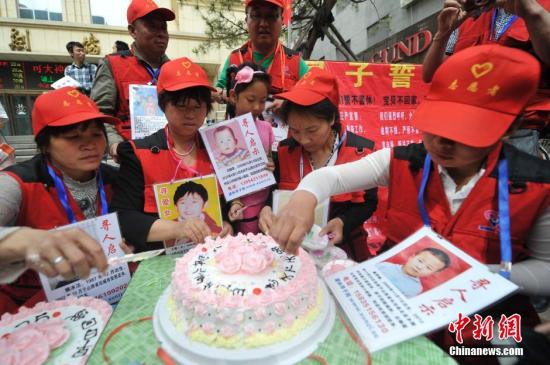 資料圖：山西愛心尋子團的志愿者與尋子家長走上街頭，宣傳打拐防拐知識。<a target='_blank' href='http://www.chinanews.com/'>中新社</a>發(fā) 韋亮 攝