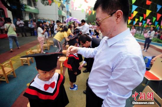 資料圖：山西太原一幼兒園的孩子們穿上學士服參加畢業(yè)典禮。<a target='_blank' href='http://www.chinanews.com/'>中新社</a>發(fā) 張云 攝