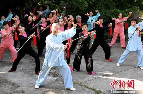 10月25日，福建老年人武術展演迎重陽節(jié)。 <a target='_blank' href='http://www.chinanews.com/'>中新社</a>記者 劉可耕 攝