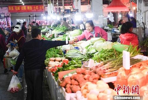 資料圖：重慶一農(nóng)貿(mào)市場(chǎng)內(nèi)菜商正在忙碌賣(mài)菜。<a target='_blank' href='http://www.chinanews.com/'>中新社</a>記者 陳超 攝