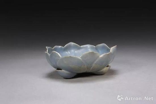 宜興窯仿鈞天藍釉蓮花式洗，明，高7.1cm,口徑19.3cm,足距10cm.