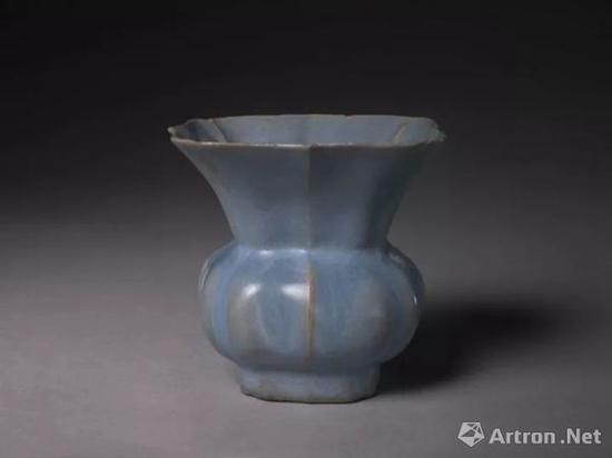 宜興窯仿鈞天藍釉方渣斗，明，高8cm,口邊長8.6cm,足邊長4.3cm.