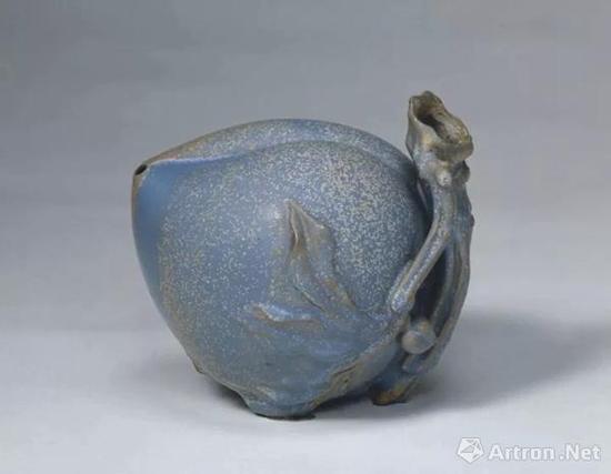 宜興窯桃式水注，明，通高11.9cm,腹徑12cm.