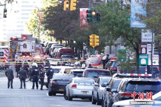 大量警力聚集在紐約曼哈頓西側快速路卡車撞人恐怖襲擊現場。 中新社記者 廖攀 攝