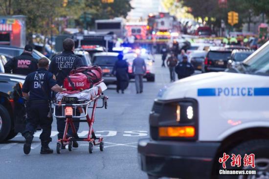 大量警力聚集在紐約曼哈頓西側快速路卡車撞人恐怖襲擊現場。 <a target='_blank' href='http://www.chinanews.com/'>中新社</a>記者 廖攀 攝