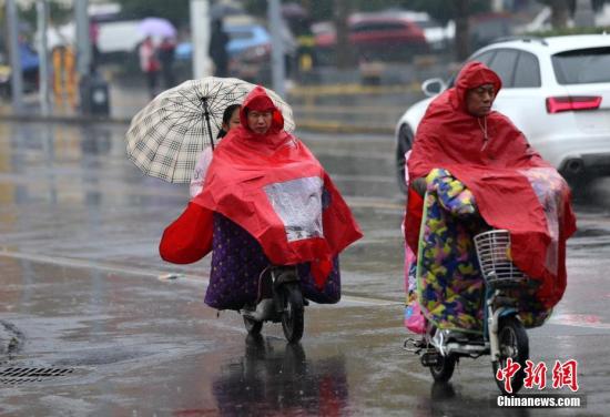 10月31日，西安城區下起了小雨。近日，隨著冷空氣的抵達，西安天氣陰冷。<a target='_blank' href='http://www.chinanews.com/'>中新社</a>記者 張遠 攝