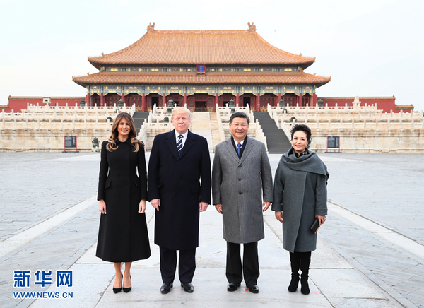 　11月8日，國家主席習(xí)近平和夫人彭麗媛陪同來華進行國事訪問的美國總統(tǒng)特朗普和夫人梅拉尼婭參觀故宮博物院。這是兩國元首夫婦在太和殿廣場合影。