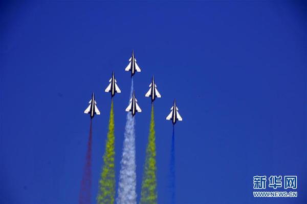 中國空軍八一飛行表演隊圓滿完成迪拜航展首次檢驗性飛行表演4