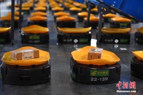 智能迎戰“雙11” 智能分揀機器人“小黃人”正式上崗。圖/韓蘇原