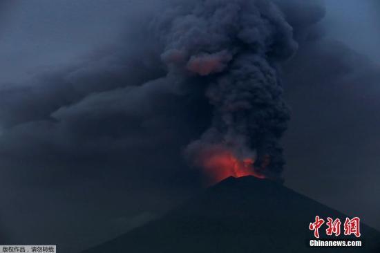 印尼國家災害管理局今天將阿貢火山噴發警戒升至最高級別第4級。撤離區從火山周圍的6至7.5公里，擴大到10公里。