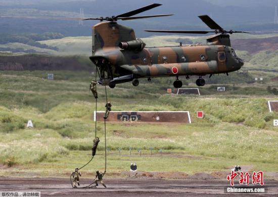 資料圖：日本自衛隊隊員進行機降演習。