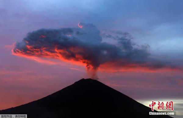 當地時間11月30日，印度尼西亞巴厘島，著名旅游勝地阿貢火山持續噴發，火山噴出濃煙、灰塵、碎石和沙子，形成一朵巨型蘑菇云。