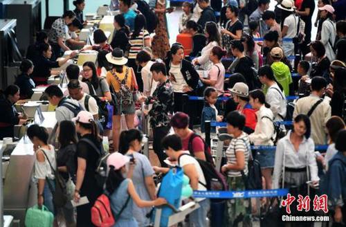 資料圖：昆明長水國際機場候機廳里辦理登機手續的旅客。<a target='_blank' href='http://www.chinanews.com/'>中新社</a>記者 李進紅 攝