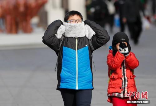 資料圖：民眾全副“武”裝防寒出行。 <a target='_blank' href='http://www.chinanews.com/'>中新社</a>記者 杜洋 攝