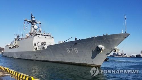 資料圖片：12月11日，韓國海軍“姜邯贊”號驅逐艦?？咳毡靖劭?。（圖片來源：韓聯社）