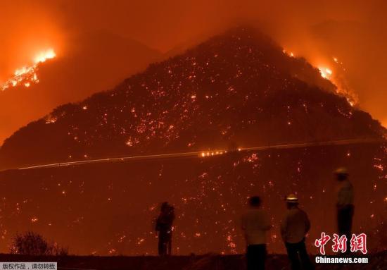 據法新社和路透社報道，這場大火目前僅15%獲得控制，正在威脅圣巴巴拉市和鄰近的海濱城市卡平特里亞，所幸其他大火在燃燒數日后多半已獲得控制。加州州長指出，這幾場大火已經在加州造成空前災損。圖為洛斯帕德雷斯國家森林內的嚴重火情。