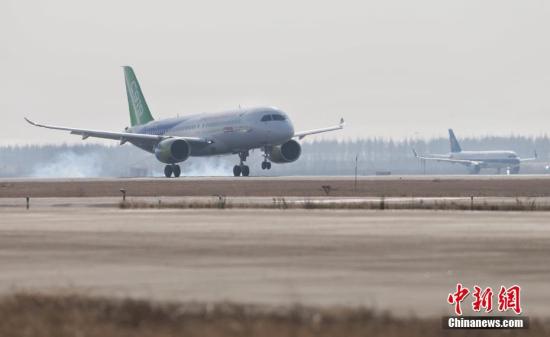 12月17日，上午10時34分，國產大型客機C919-10102架機在上海浦東機場第四跑道首次飛上藍天。 <a target='_blank' href='http://www.chinanews.com/'>中新社</a>記者 殷立勤 攝