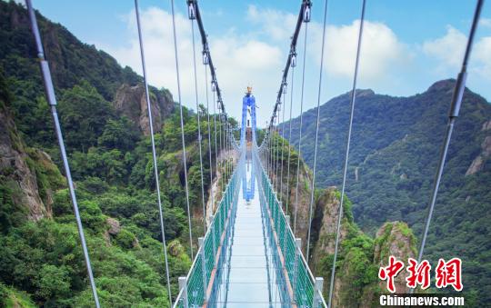 國內首座高空特效玻璃橋“飛龍在天”航拍圖。　張婭子 攝