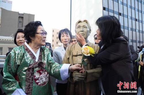 資料圖：當地時間9月22日，美國舊金山市圣瑪麗廣場，慰安婦雕像揭幕儀式隆重舉行，這也是美國主要大城市第一座慰安婦雕像。圖左為89歲的韓國慰安婦幸存者李榮洙。 <a target='_blank' href='http://www.chinanews.com/'>中新社</a>記者 劉丹 攝