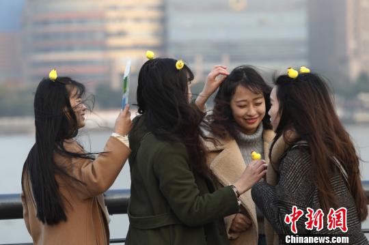 上海中心氣象臺掛出了大風藍色預警，女孩們的頭發在風中凌亂。　張亨偉 攝