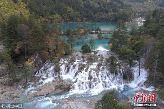 圖為震后新景觀--雙龍海瀑布。 圖片來源：視覺中國