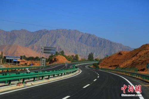 資料圖：青海循隆高速公路建成通車，青海循化撒拉族自治縣結(jié)束了沒有高速公路的歷史。 韓龍 攝