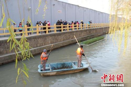 資料圖：過去水質渾濁、淤泥沉積的嫩江河，如今清澈暢通。　周琳 攝