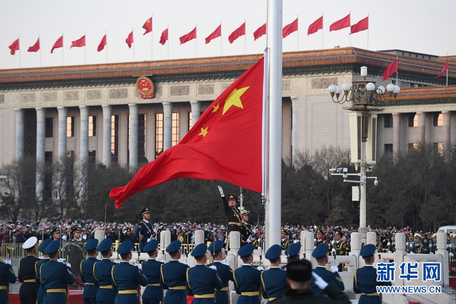 　1月1日晨，北京天安門廣場舉行隆重的升國旗儀式，這是由人民解放軍擔負國旗護衛任務后，首次舉行的升旗儀式。 新華社記者申宏攝