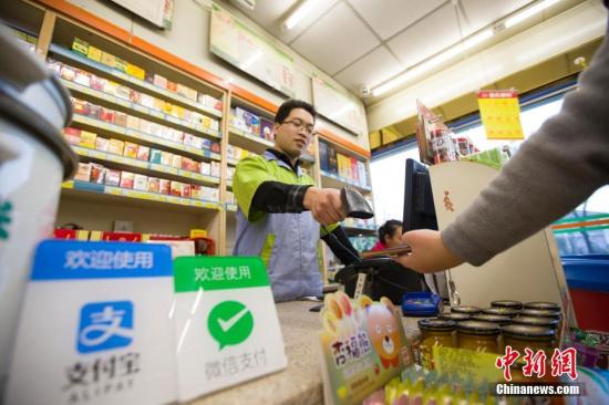 2016年12月1日，山西太原，民眾正在使用手機支付。 <a target='_blank' href='http://www.chinanews.com/'>中新社</a>記者 張云 攝