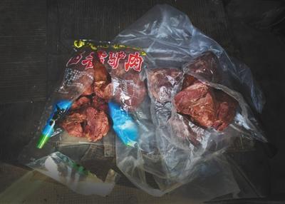 　一名黑作坊老板帶了兩袋“驢肉”給記者看貨，左邊一袋為冷凍馬肉，右邊一袋實為豬肉。