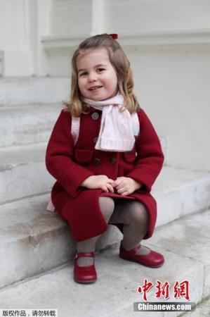 當地時間2018年1月8日，英國夏洛特小公主(Princess Charlotte)拍幼兒園入學首日照，一身小淑女LOOK的她盡顯皇家氣質，坐在臺階上凹造型，可愛滿分。