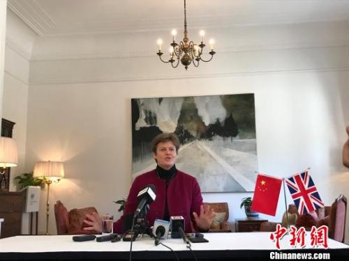 英國首相特雷莎·梅將于本月31日至2月2日開啟第二次訪華之旅。圖為英國駐華大使吳百納29日在北京介紹此訪亮點。　肖欣 攝