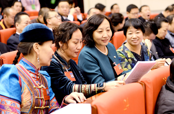 3.會前的短暫時間，女委員們在一起就報告內容交流jpg