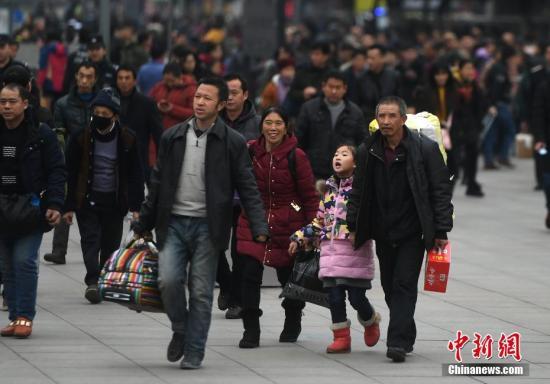 資料圖：春運臨近，重慶火車北站南廣場上大量的旅客踏上返鄉(xiāng)路。陳超 攝