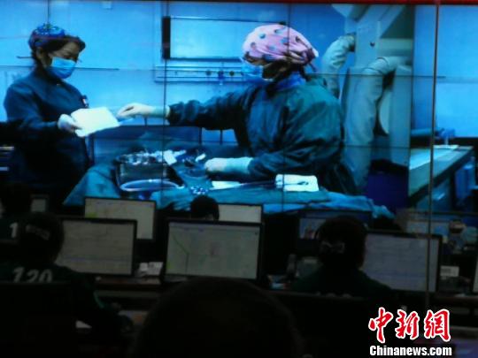 此前，該中心在部分急救車輛上安裝“互聯(lián)網(wǎng)+醫(yī)療”信息傳輸系統(tǒng)，將患者生命體征傳到醫(yī)院，醫(yī)院進行術(shù)前準備。　范麗芳 攝