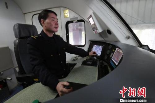  2018年是余向陽在千里鐵道線上奔波的最后一個春運。　丁波 攝