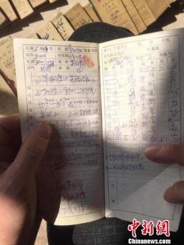 時代在變，但這位“老司機”認真記錄手賬的習慣從未改變，他仔細記下了84本手賬。　袁藝 攝