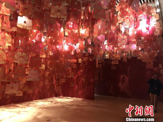圖為在新世紀(jì)新年展區(qū)，屋頂懸掛“年年有余”吉祥裝置?！铑伌?攝